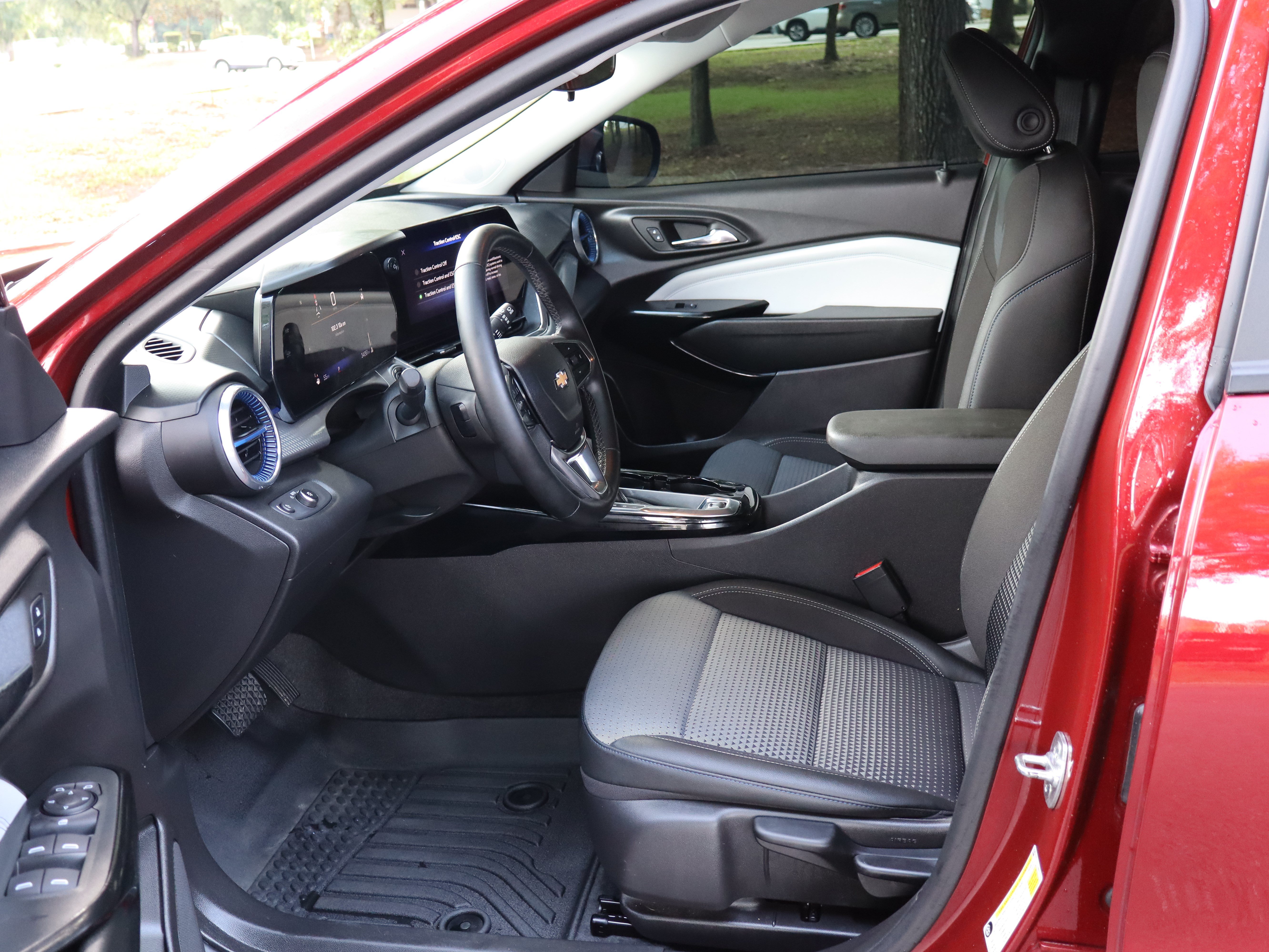 Used 2025 Chevrolet Trax LT w/ Driver Confidence Package FWD image 19