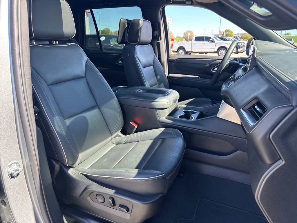 Used 2023 GMC Yukon SLT w/ SLT Premium Package image 12