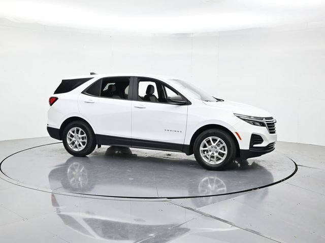 Used 2024 Chevrolet Equinox LS w/ LS Convenience Package FWD image 3