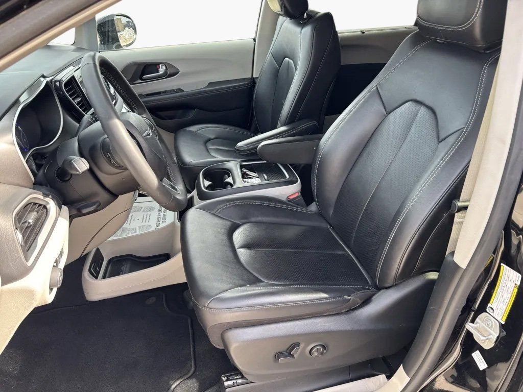 Used 2024 Chrysler Pacifica Touring-L image 19