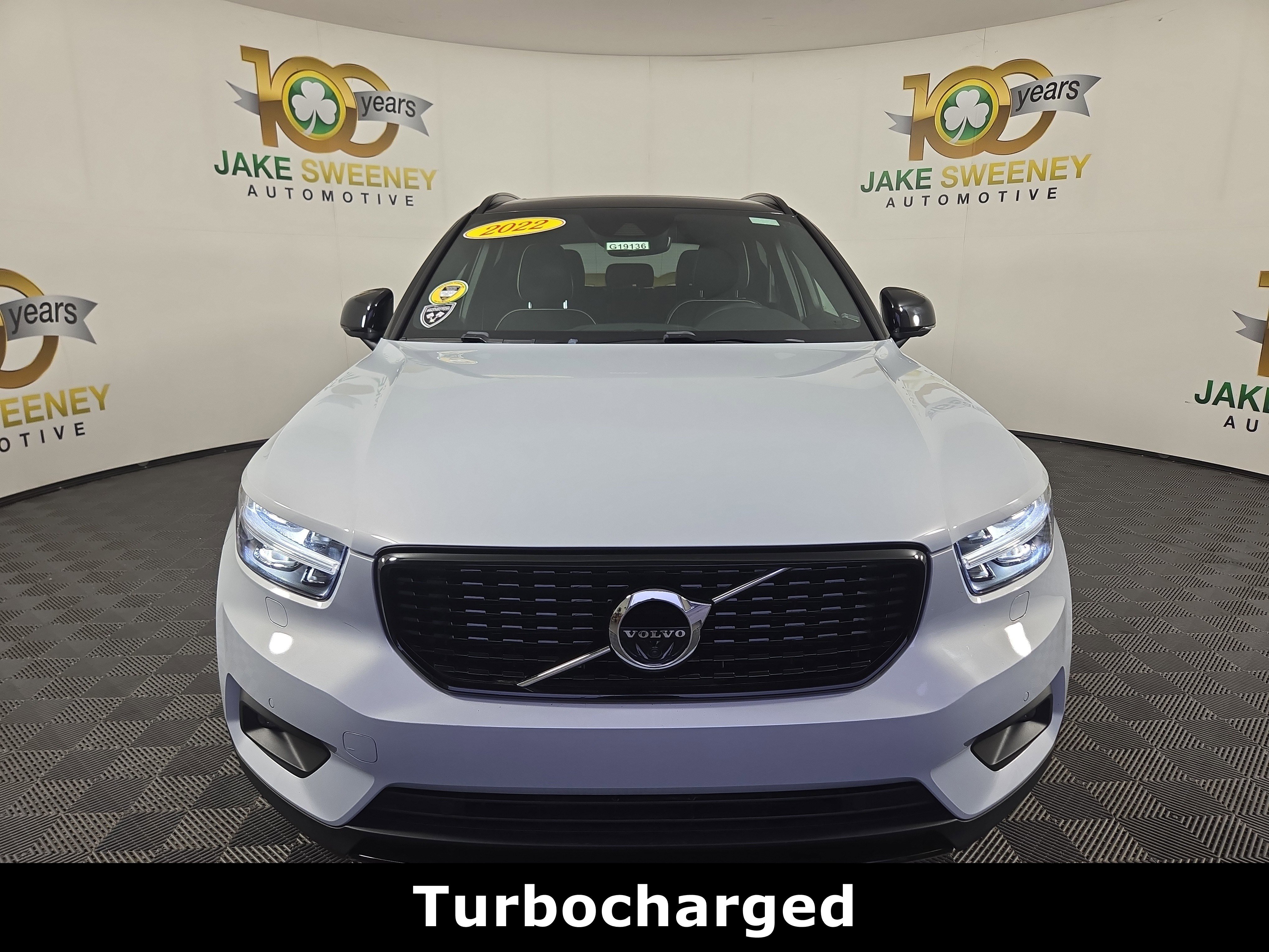 Used 2022 Volvo XC40 T5 R-Design w/ Advanced Package image 2