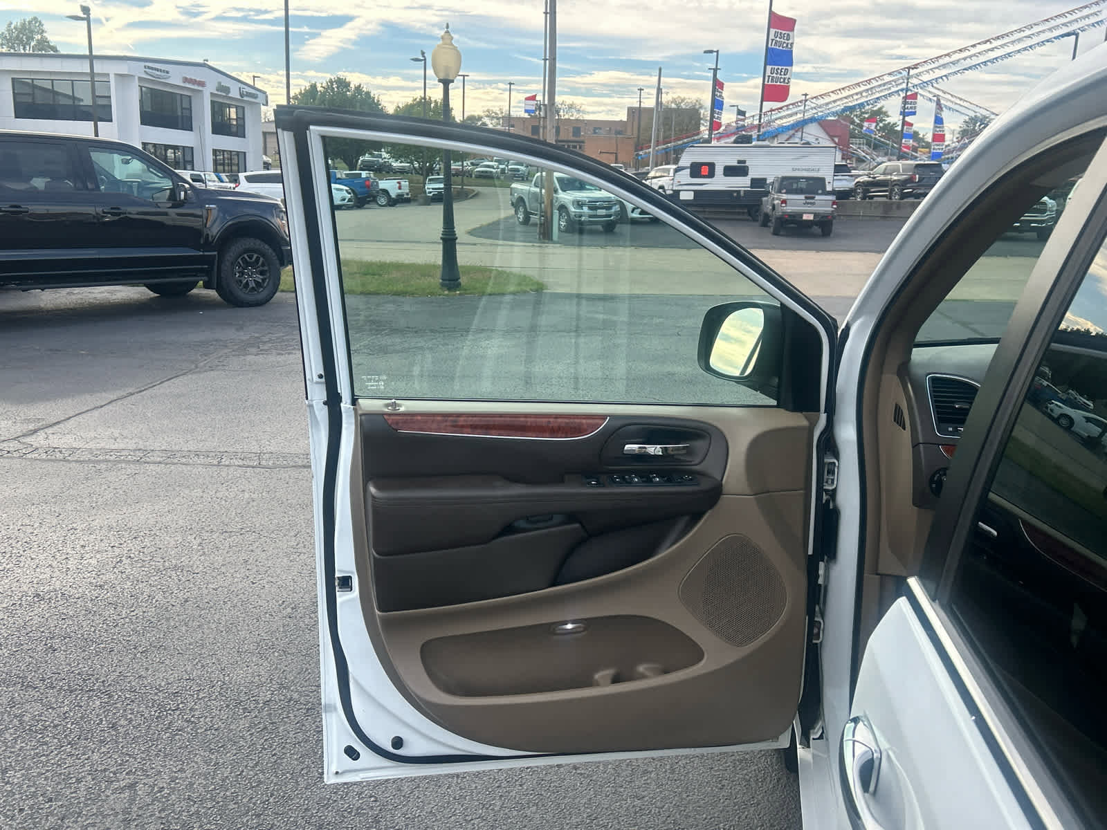 Used 2015 Chrysler Town & Country Touring w/ Driver Convenience Group image 20
