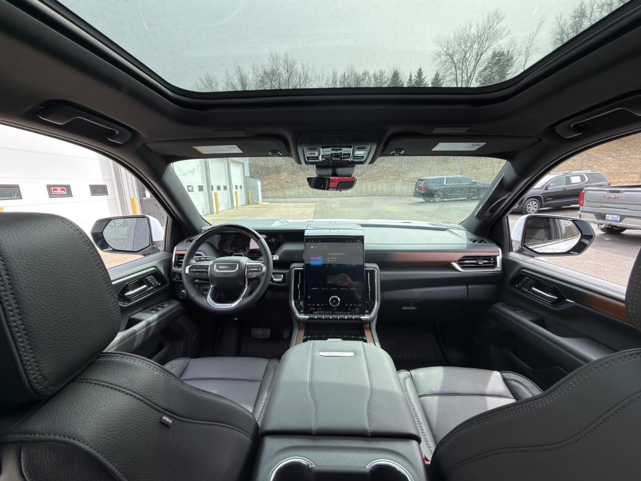 Used 2026 GMC Yukon Denali w/ Advanced Technology Package image 3