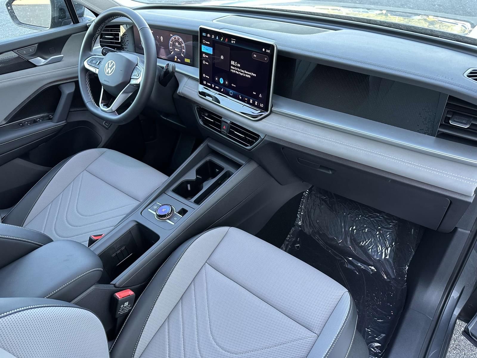 New 2025 Volkswagen Tiguan SE image 12