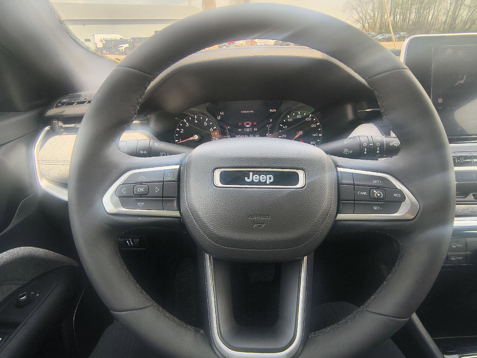 Used 2025 Jeep Compass Latitude AWD/4WD image 14