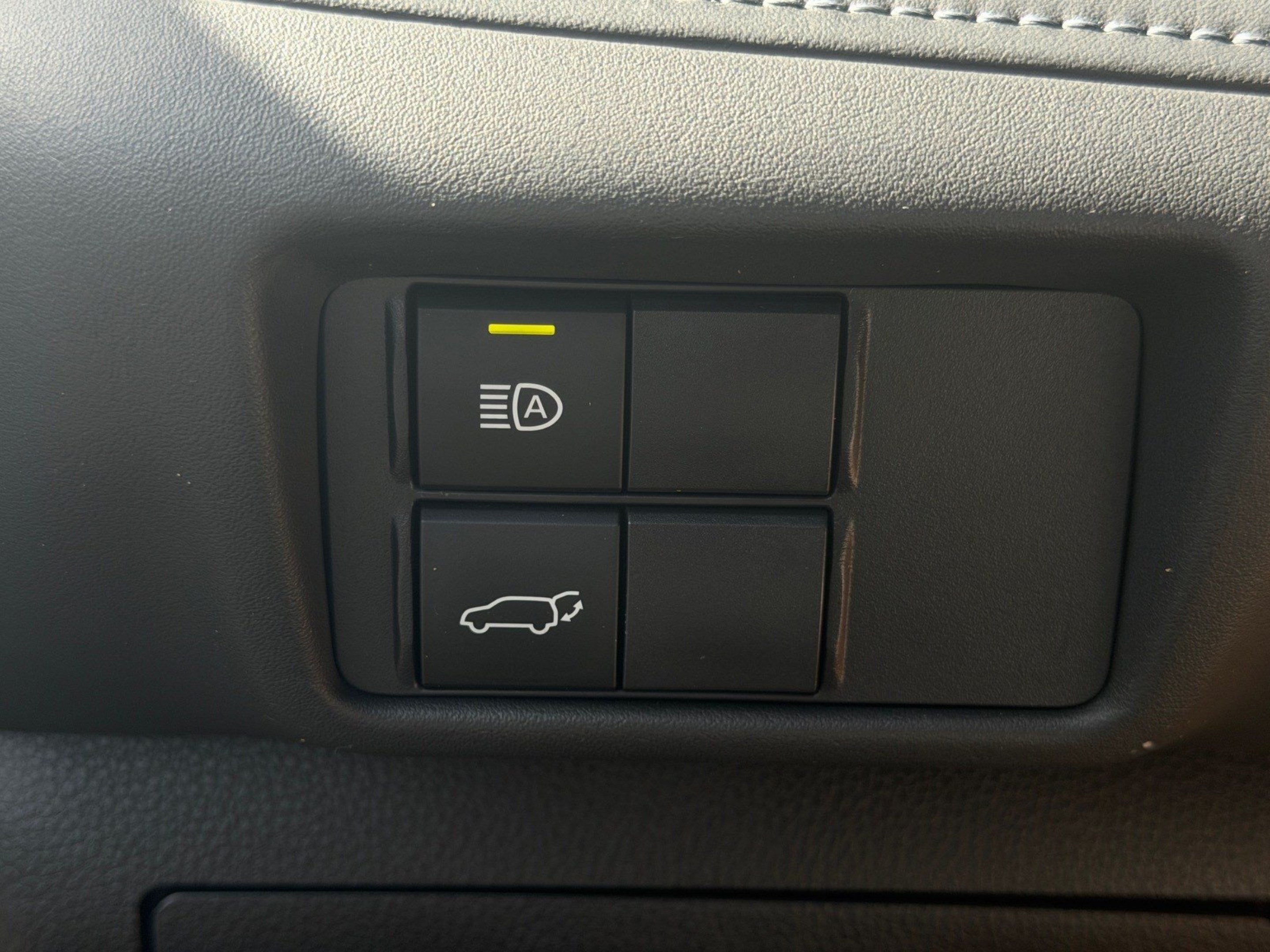 Used 2020 Toyota Highlander XLE FWD image 27