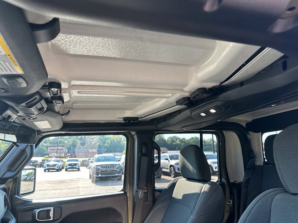 Used 2025 Jeep Gladiator Sport AWD/4WD image 25