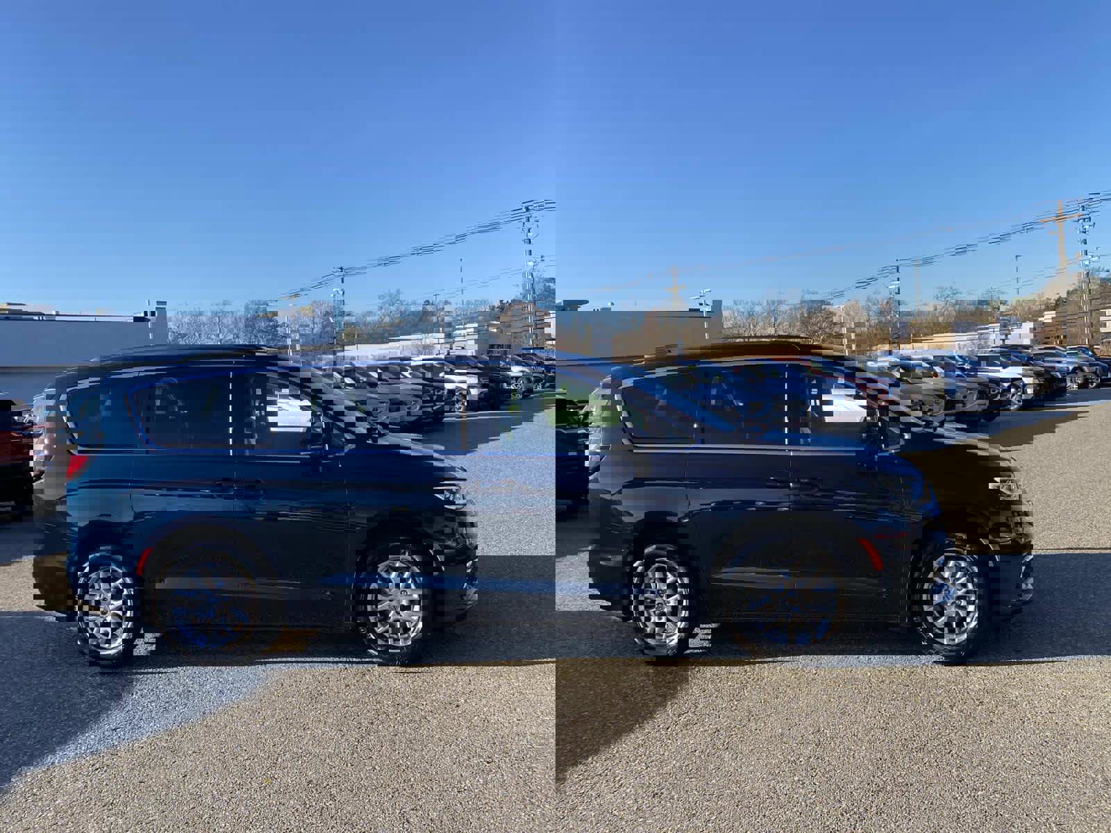 Certified 2022 Chrysler Pacifica Touring-L image 2