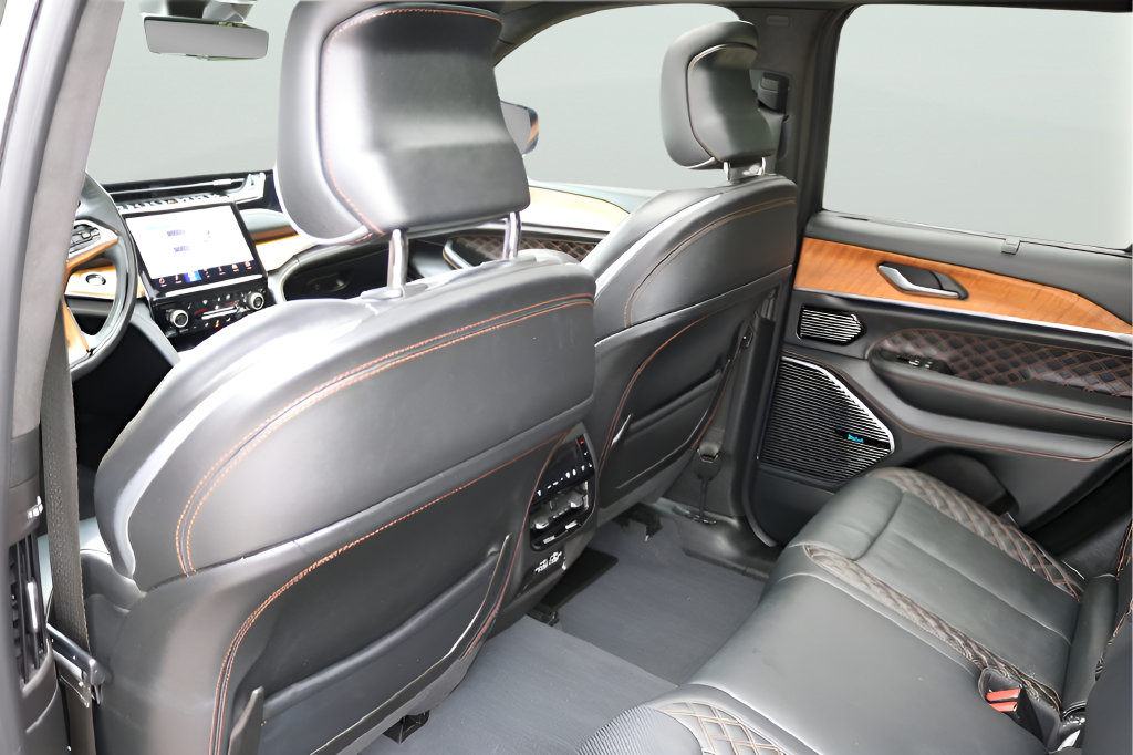 Used 2023 Jeep Grand Cherokee Summit AWD/4WD image 8