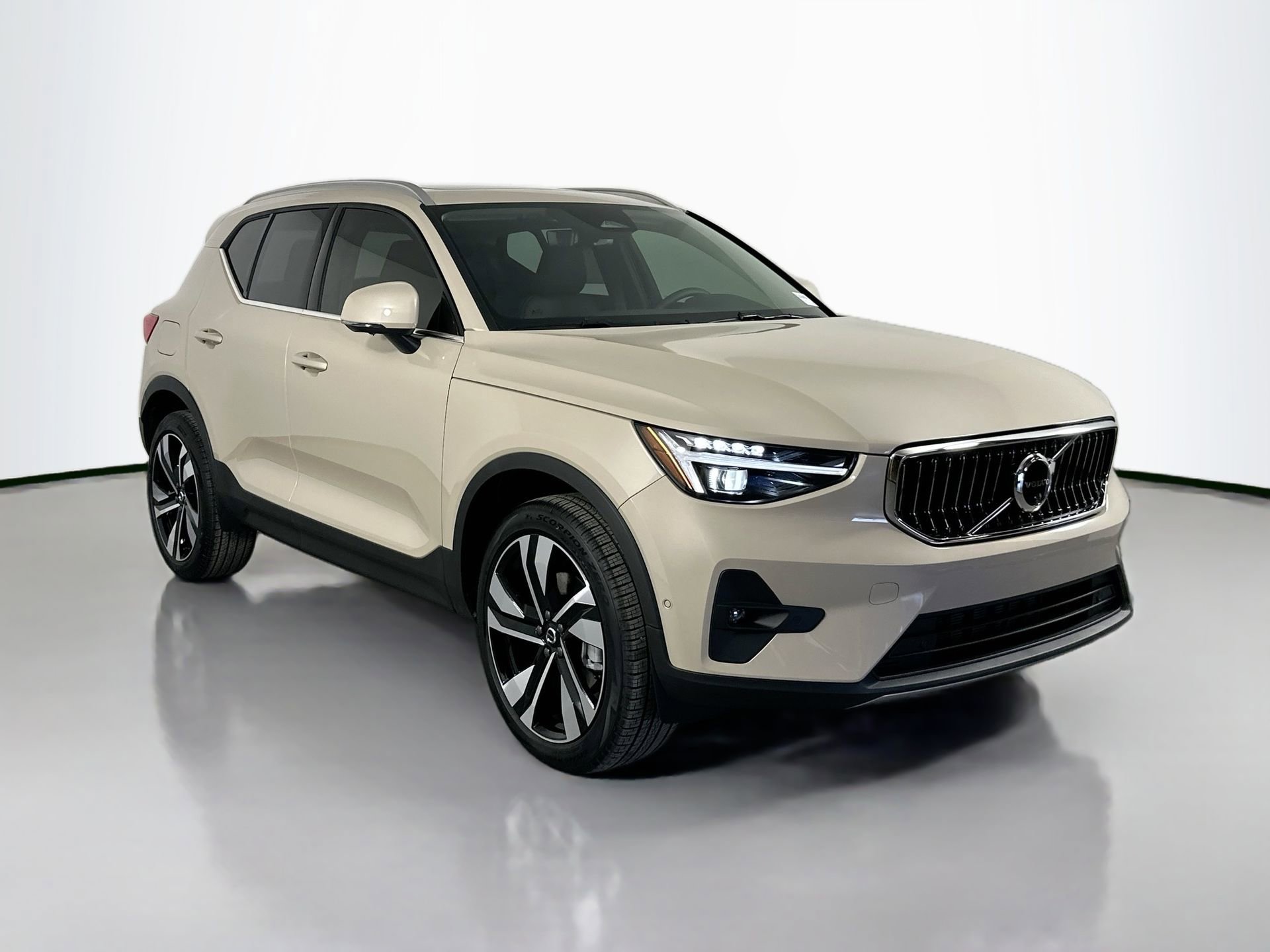 New 2025 Volvo XC40 B5 Ultra w/ Protection Package Premier image 3