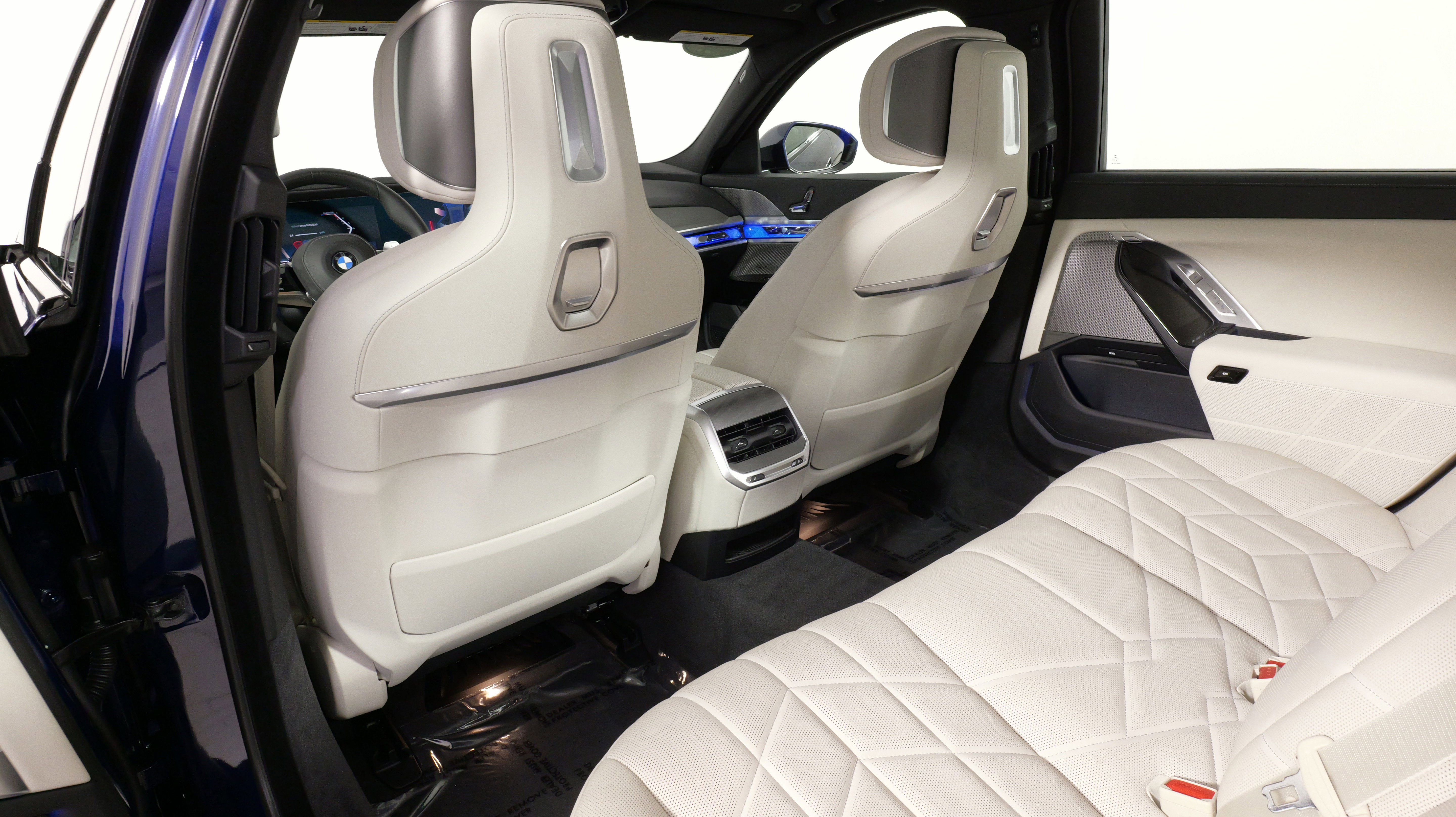 Used 2023 BMW 760i xDrive image 24