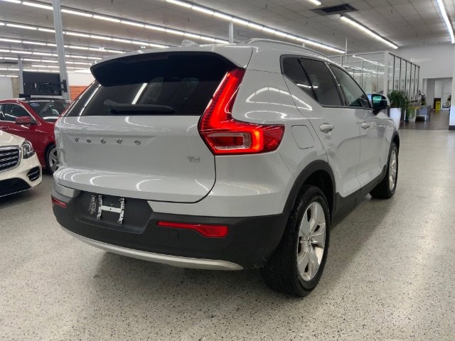 Used 2022 Volvo XC40 T4 Momentum image 4