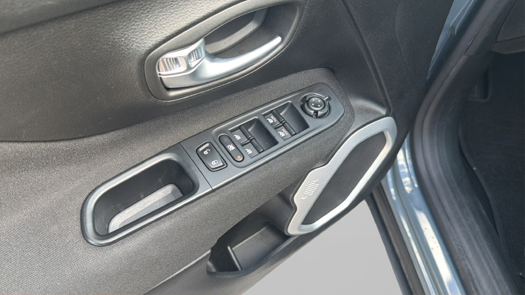 Used 2018 Jeep Renegade Latitude w/ UConnect 8.4 Nav Group FWD image 10