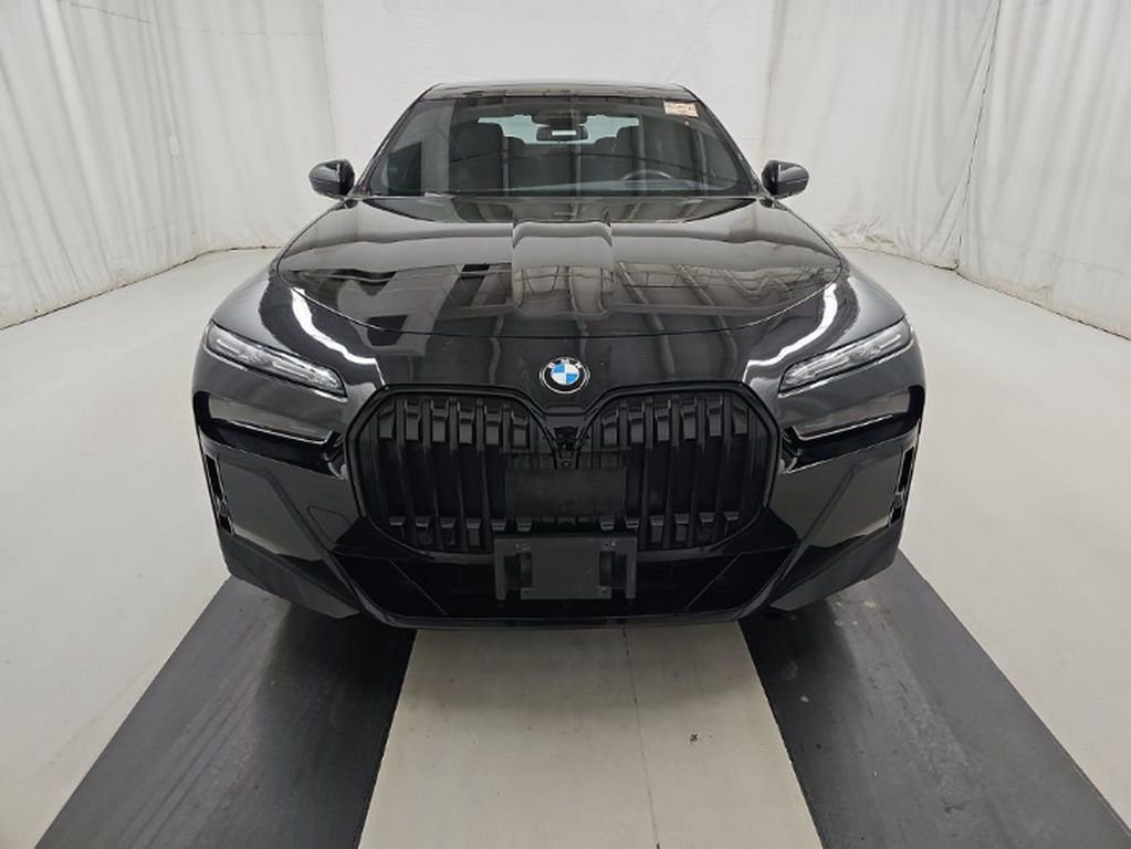Used 2023 BMW 760i xDrive w/ Executive Package image 2