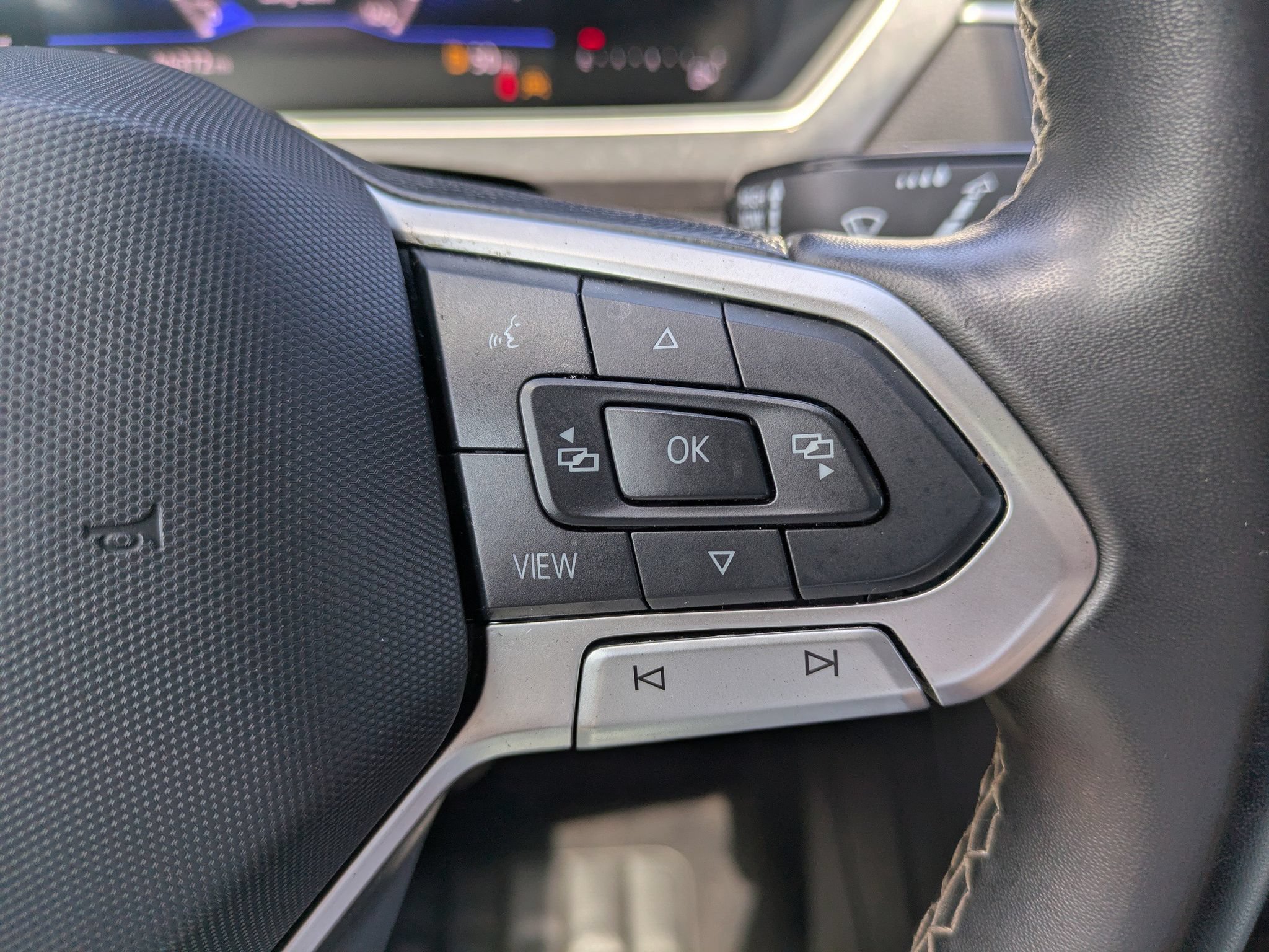 Used 2024 Volkswagen Tiguan SE w/ Panoramic Sunroof Package FWD image 25