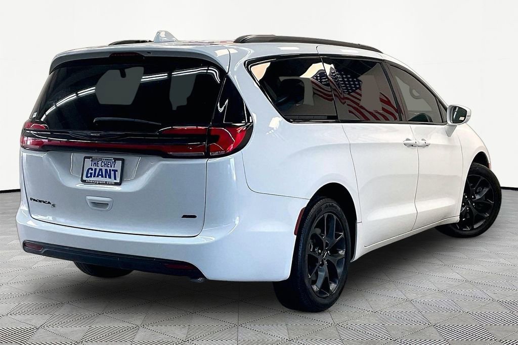 Used 2022 Chrysler Pacifica Touring-L w/ S Appearance Package AWD/4WD image 7