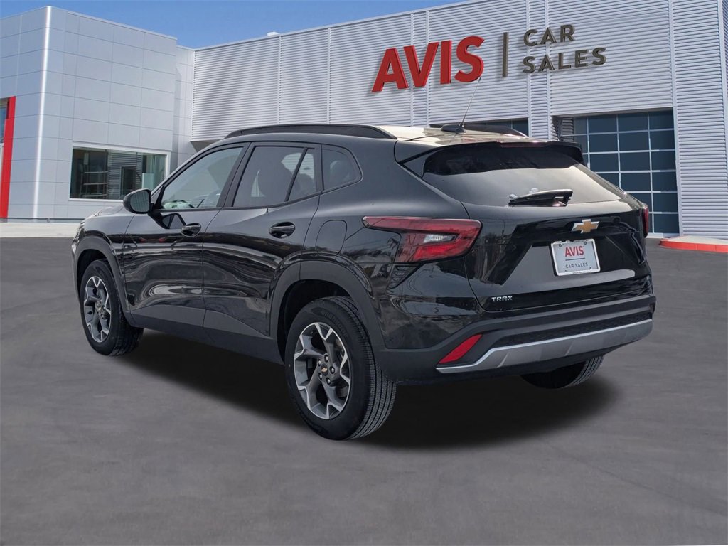 Used 2025 Chevrolet Trax LT w/ LT Convenience Package image 3