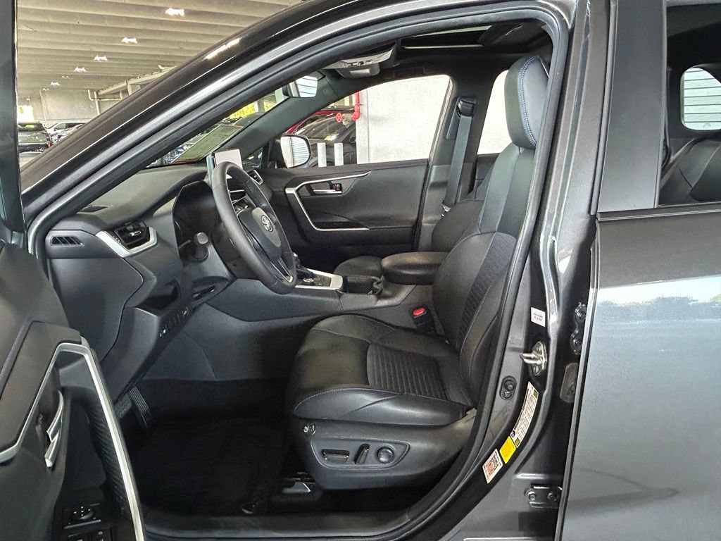 Used 2025 Toyota RAV4 XSE AWD/4WD image 16