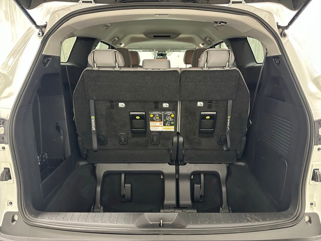 Used 2025 Toyota Sienna LE FWD image 49