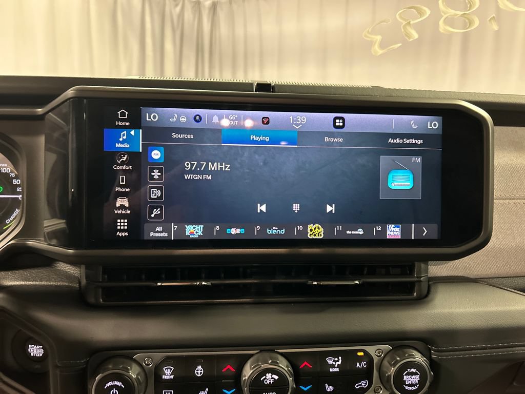 Used 2025 Jeep Wrangler Unlimited Sahara w/ Safety Group AWD/4WD image 17
