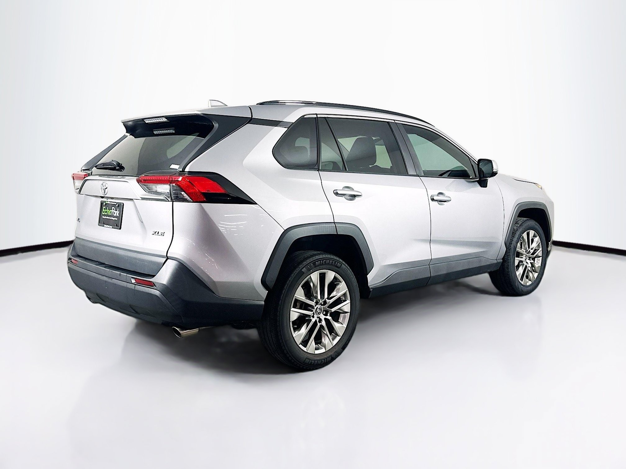 Used 2021 Toyota RAV4 XLE Premium FWD image 9