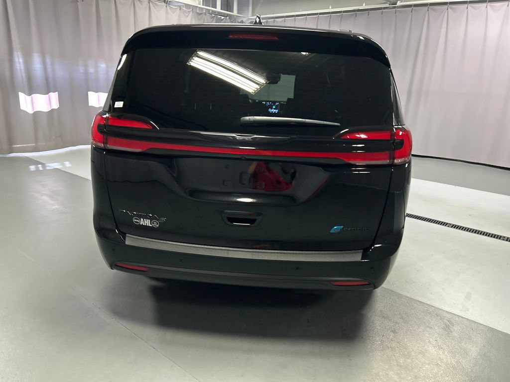 Used 2025 Chrysler Pacifica Premium FWD image 6