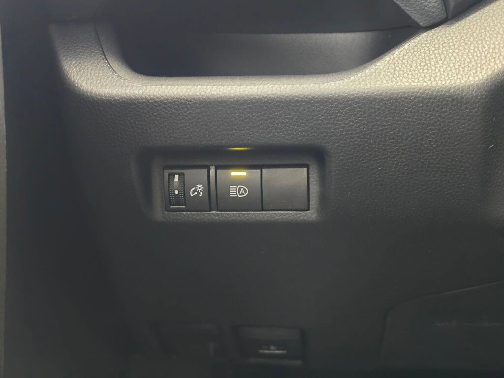 Used 2025 Toyota RAV4 LE image 27