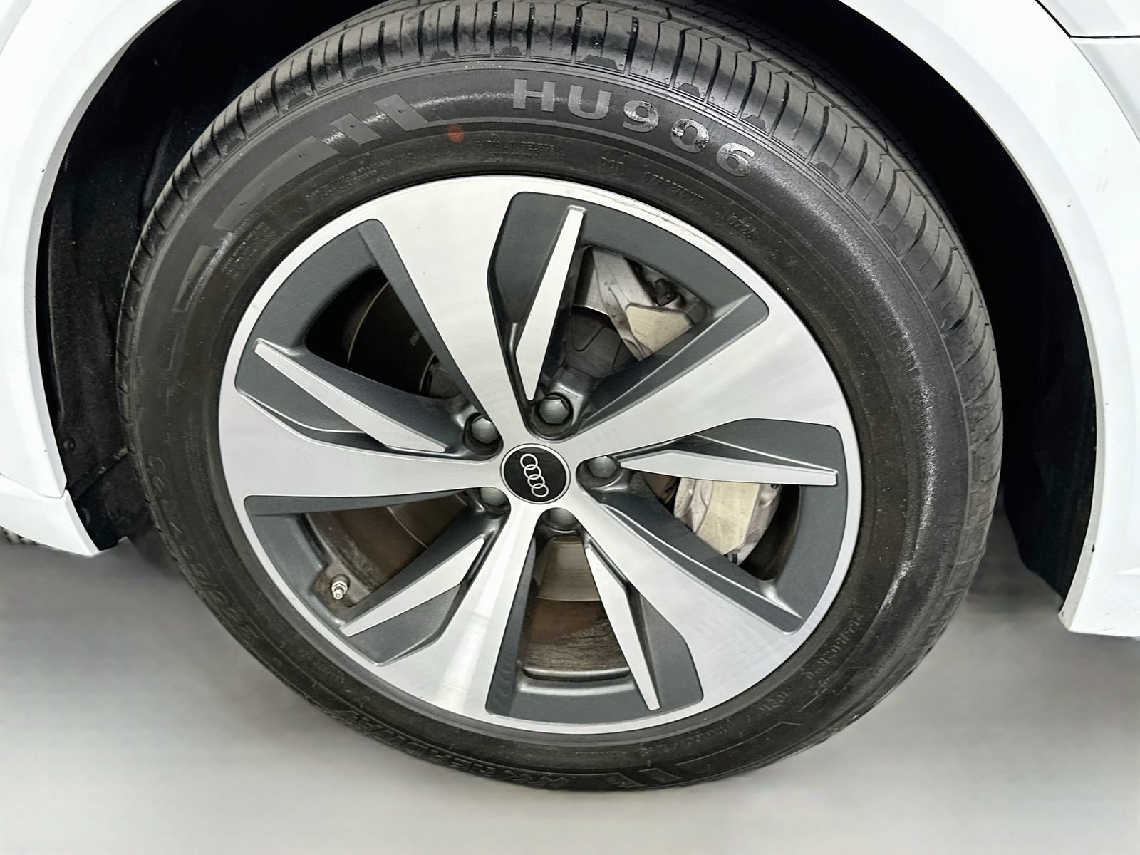 Used 2024 Audi Q8 e-tron Premium Plus AWD/4WD image 33