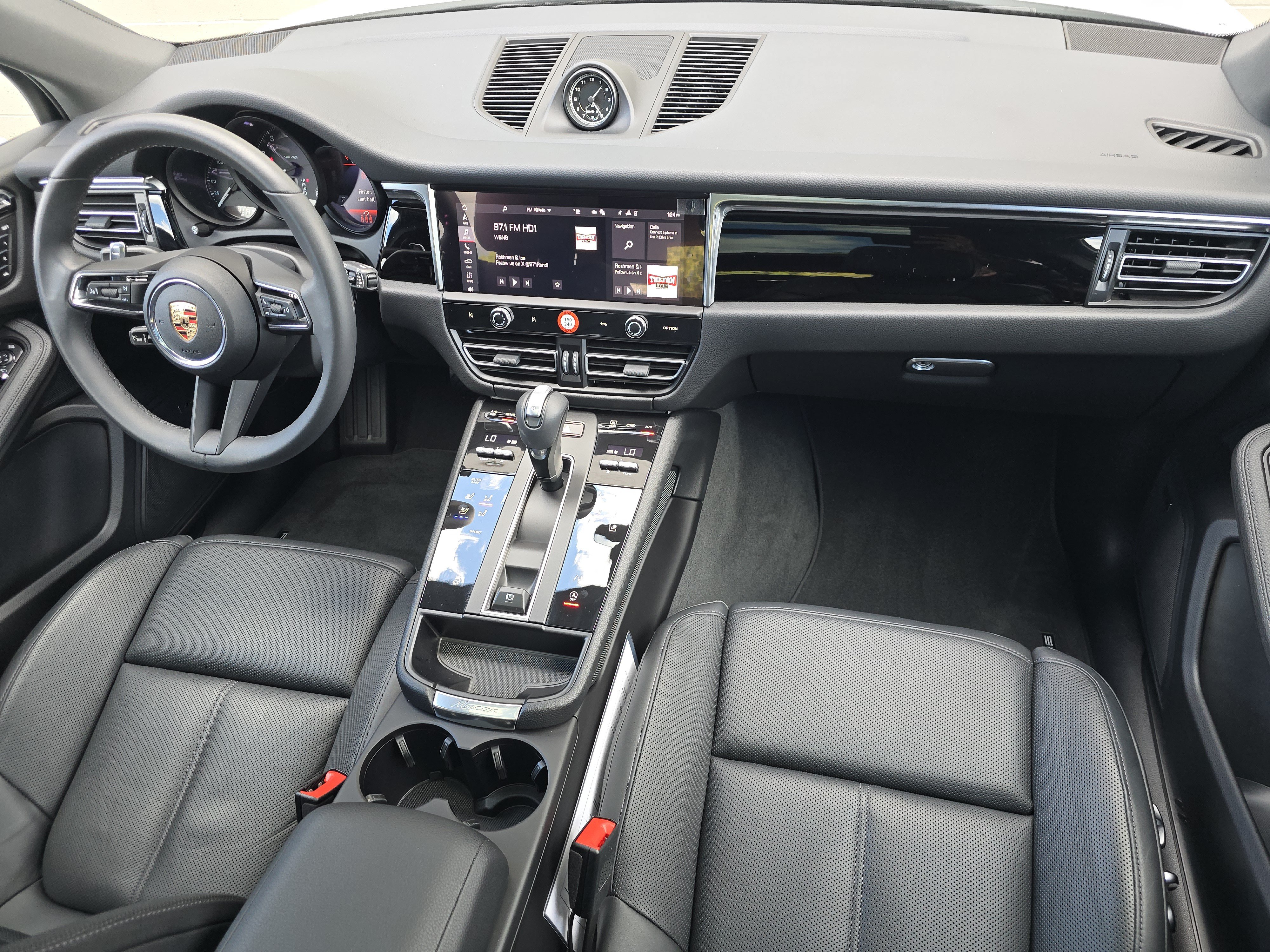 Certified 2025 Porsche Macan AWD/4WD image 15