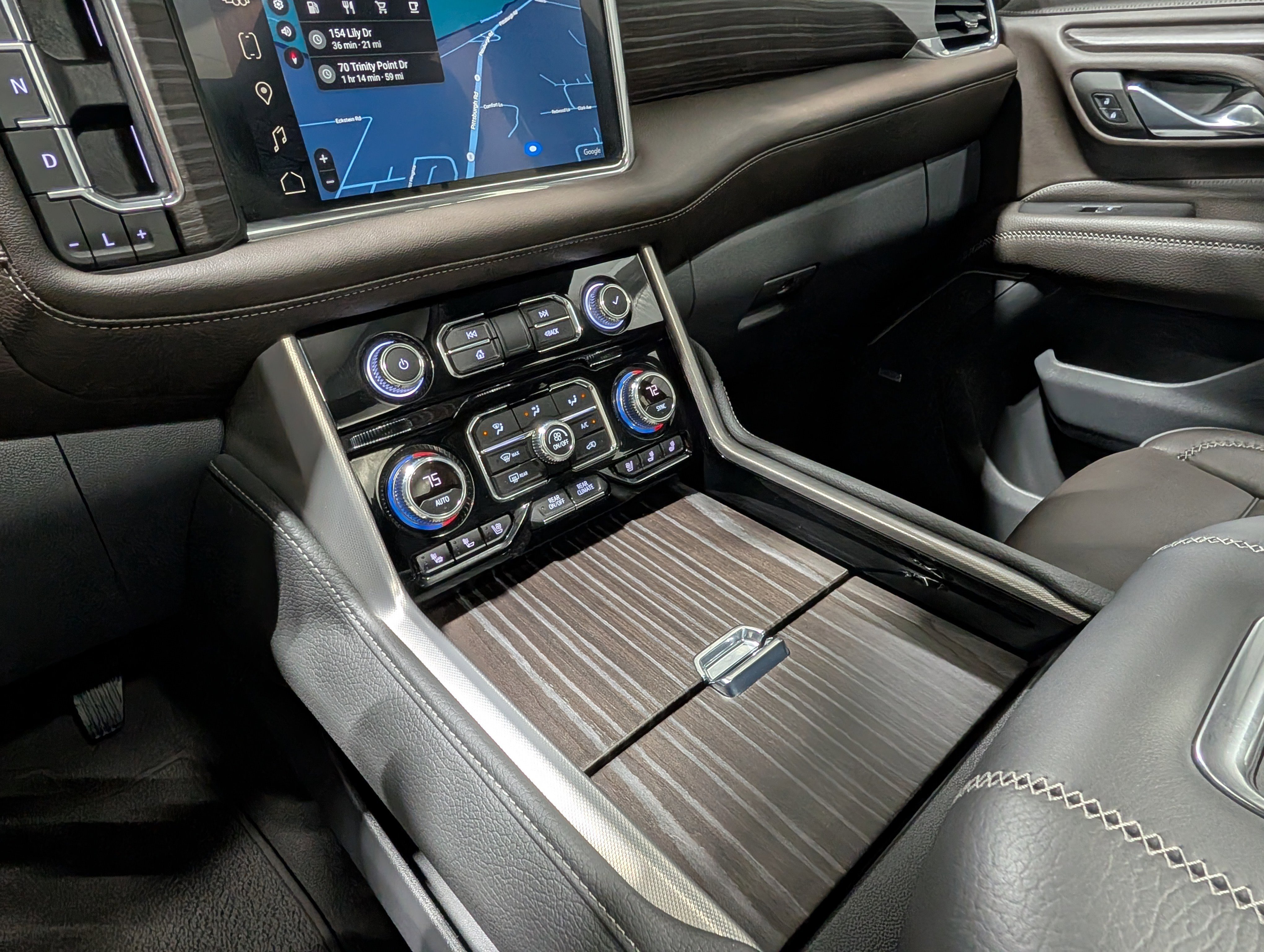 Used 2023 GMC Yukon XL Denali AWD/4WD image 29