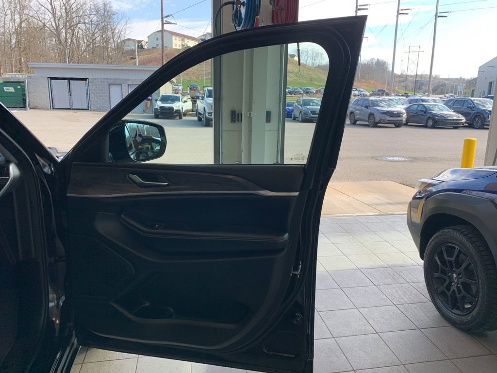 Used 2023 Jeep Grand Cherokee Limited image 21