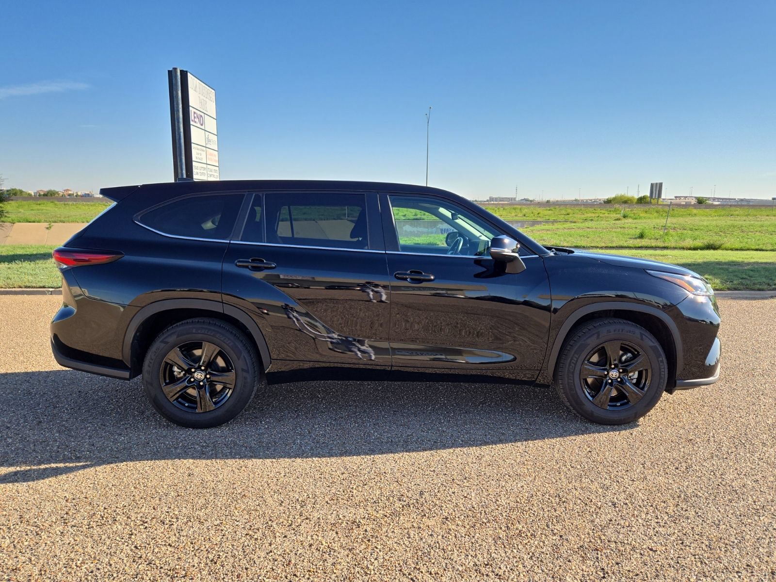 Used 2025 Toyota Highlander LE FWD image 6