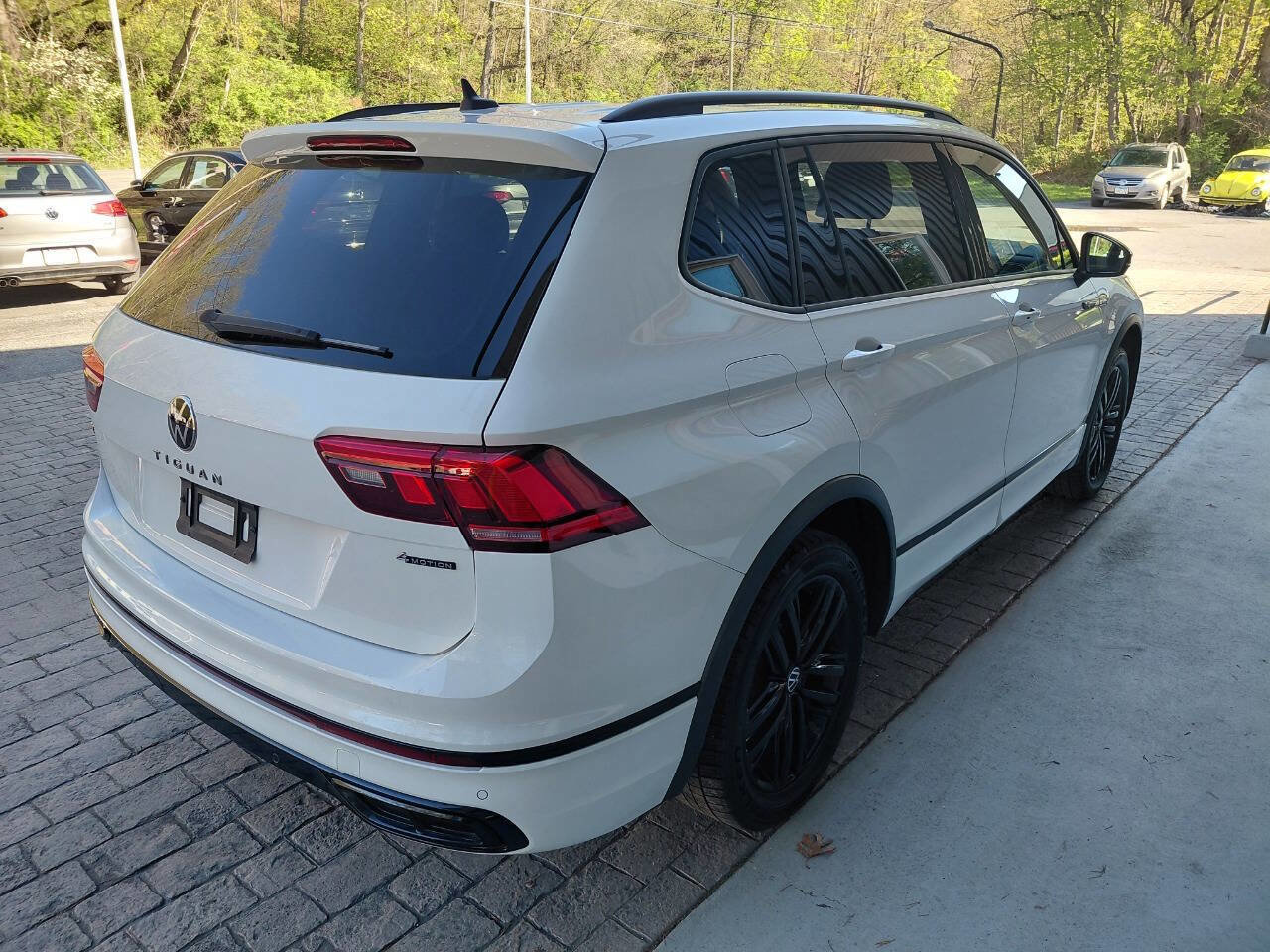 Used 2022 Volkswagen Tiguan SE R-Line AWD/4WD image 4