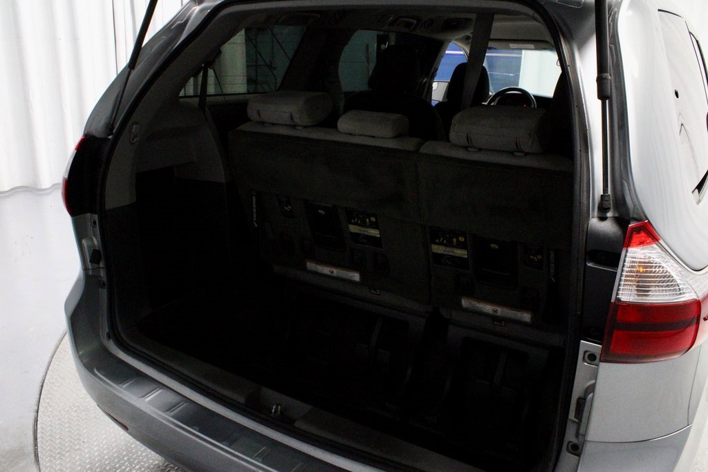 Used 2015 Toyota Sienna L image 13