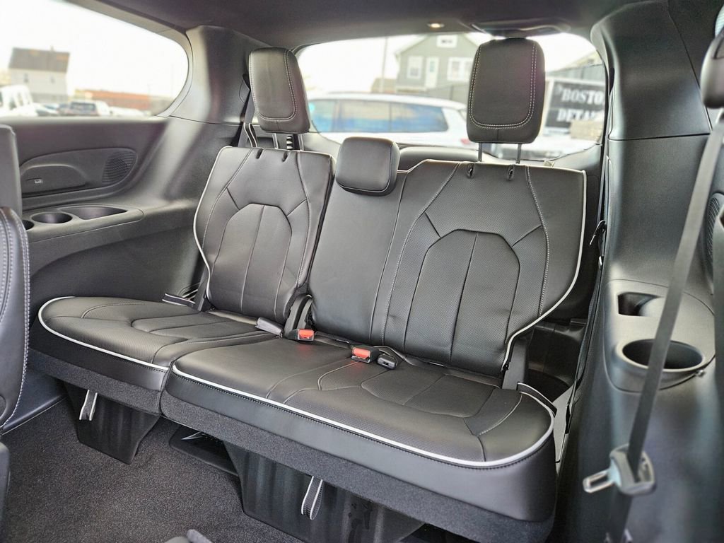 New 2026 Chrysler Pacifica Limited image 14