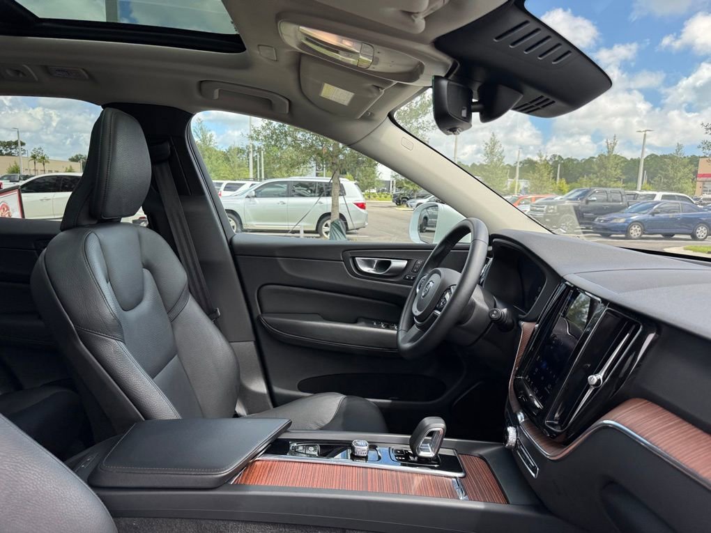 Used 2023 Volvo XC60 B5 Plus image 31