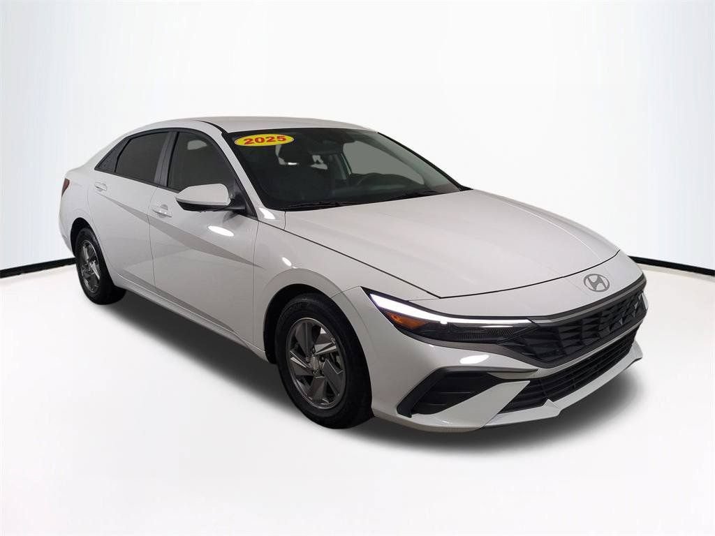 Used 2025 Hyundai Elantra SE FWD image 2