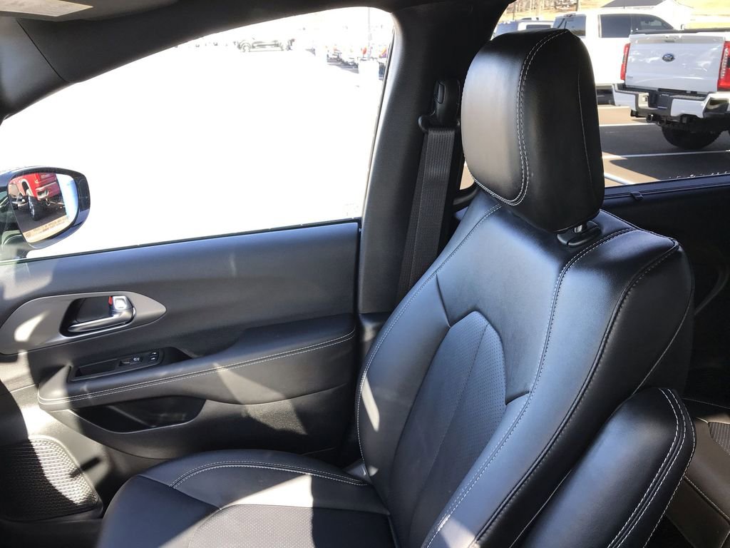 Used 2025 Chrysler Pacifica Select image 23