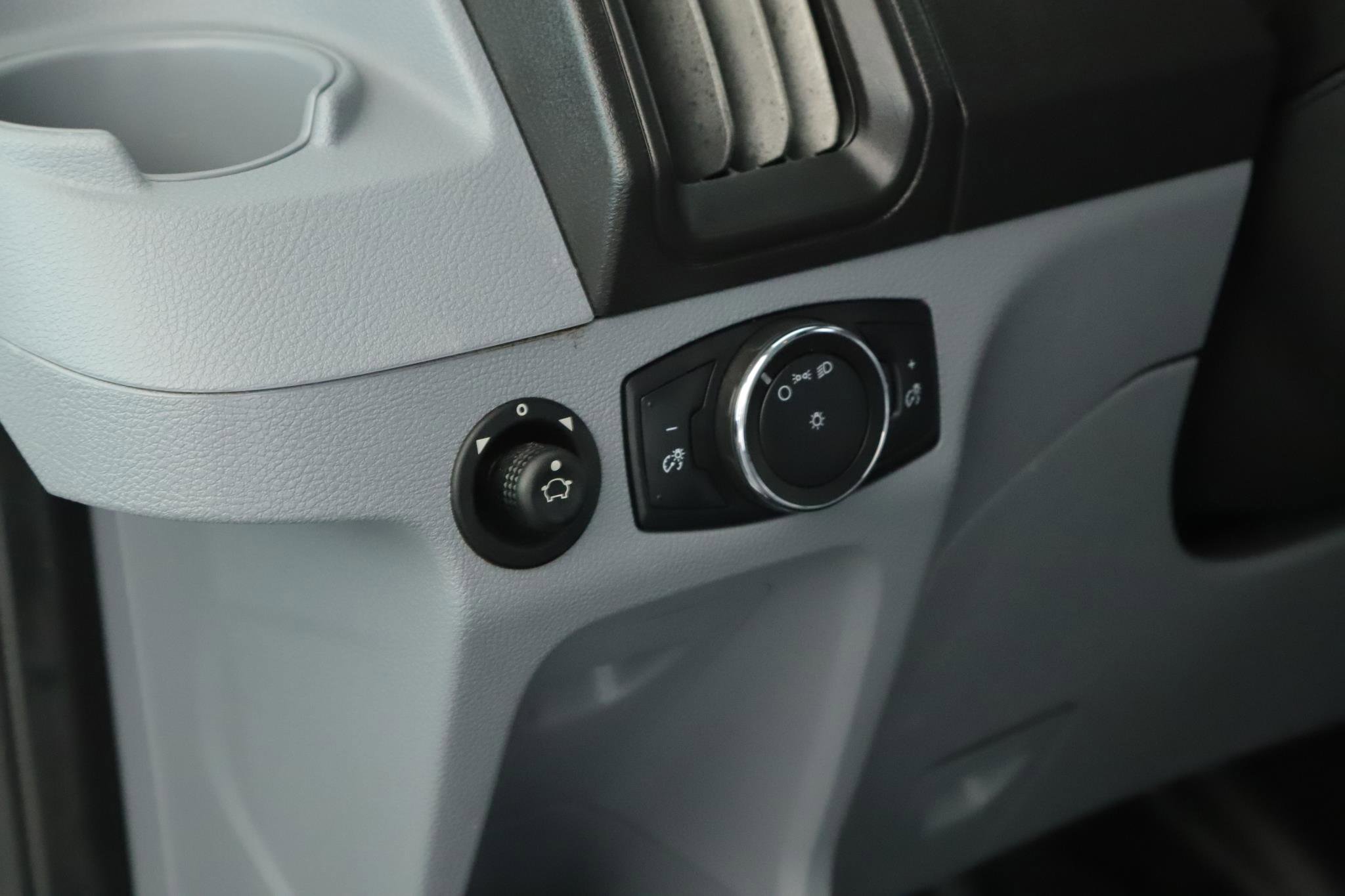 Used 2017 Ford Transit 350 XL image 5