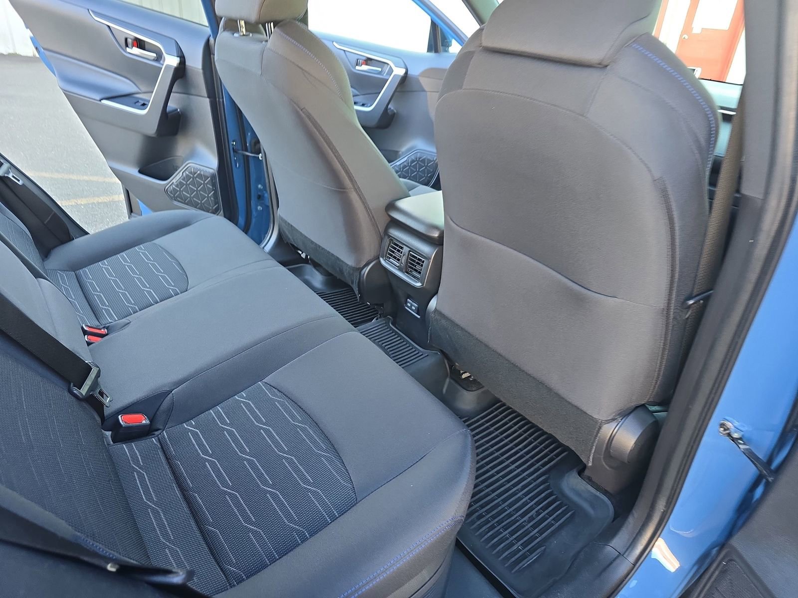 Used 2023 Toyota RAV4 SE image 18