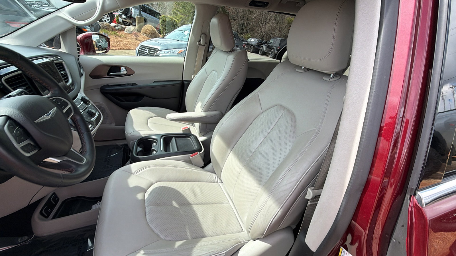 Used 2018 Chrysler Pacifica Touring-L w/ Tire & Wheel Group image 17