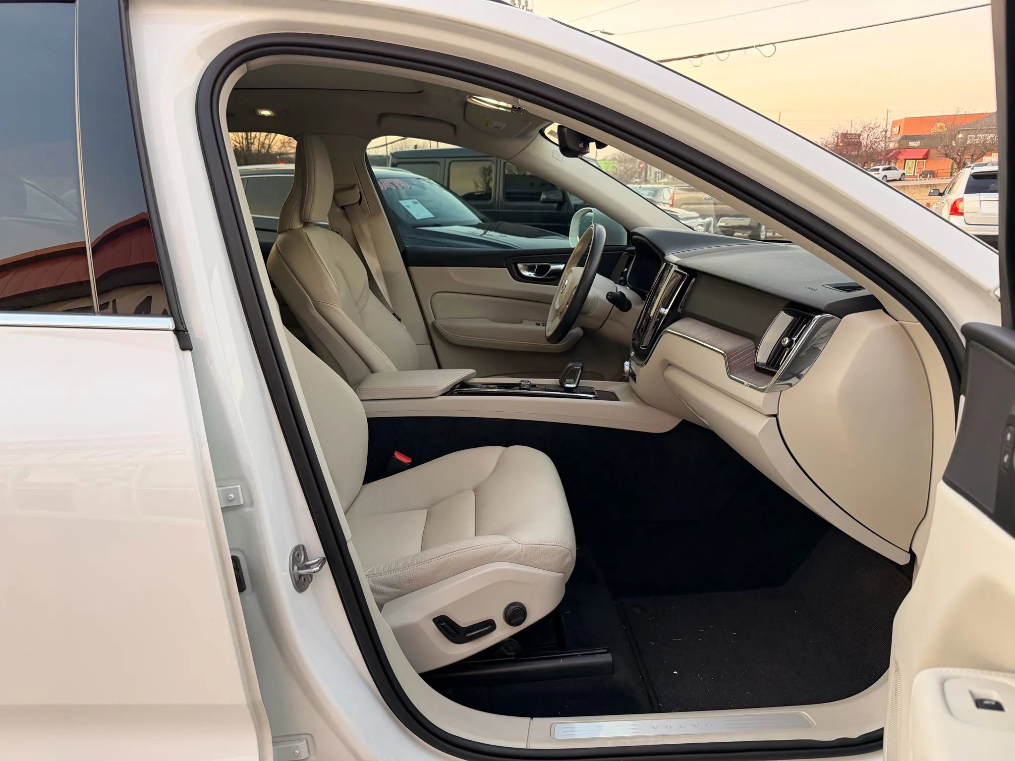 Used 2022 Volvo XC60 B5 Momentum AWD/4WD image 35