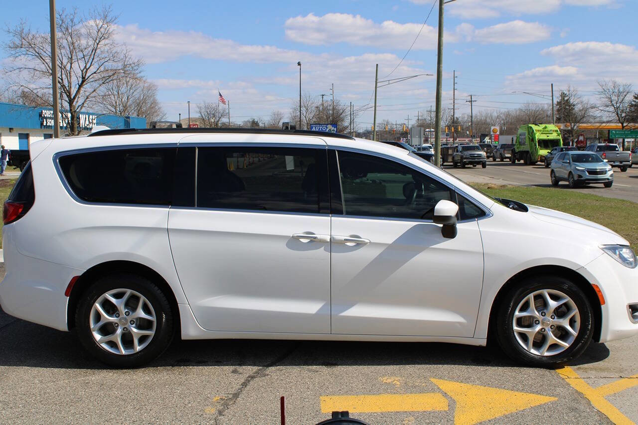 Used 2017 Chrysler Pacifica Touring Plus w/ Tire & Wheel Group image 12