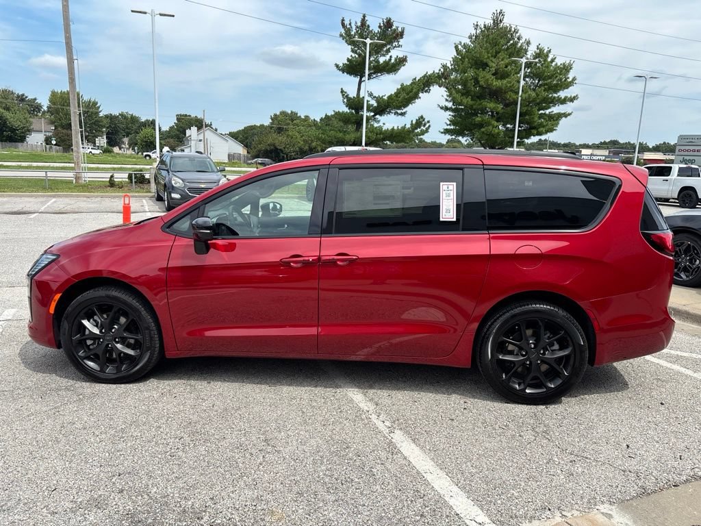 New 2027 Chrysler Pacifica Limited w/ Family Tech Group AWD/4WD image 9