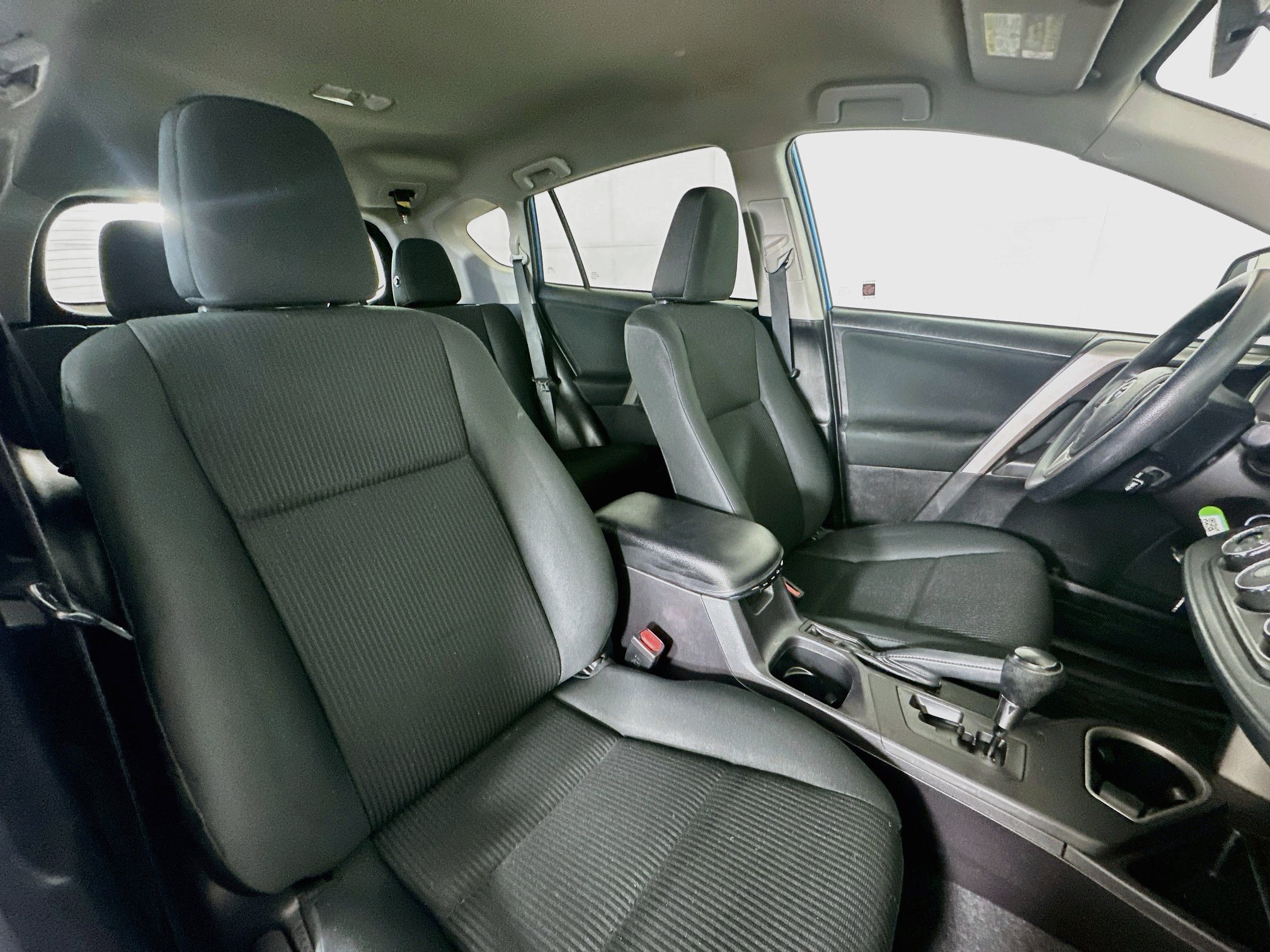 Used 2018 Toyota RAV4 LE w/ Carpet Mat Package FWD image 28