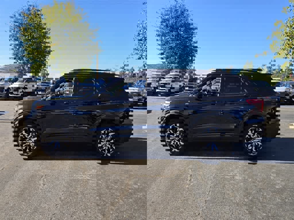 Certified 2022 Ford Explorer ST-Line w/ Class IV Trailer Tow Package image 2