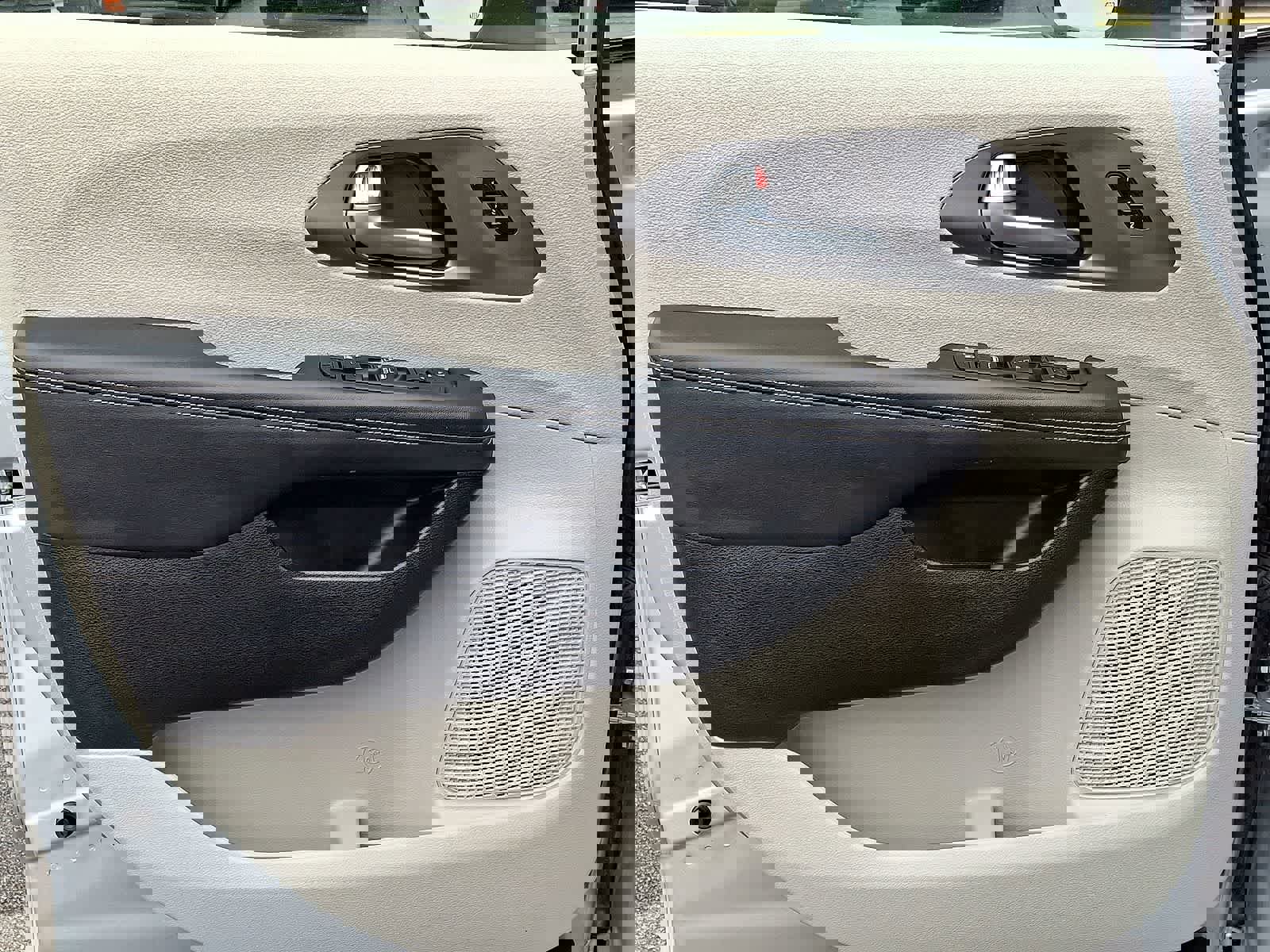 Used 2023 Chrysler Pacifica Touring-L image 22