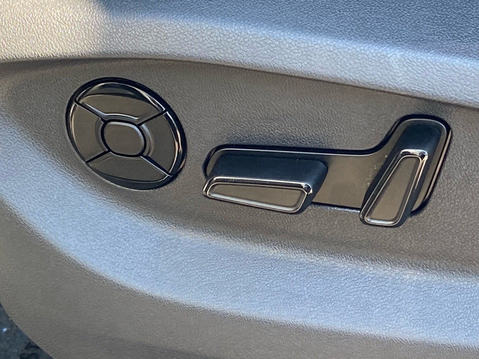 Used 2025 Volkswagen Tiguan SE AWD/4WD image 12