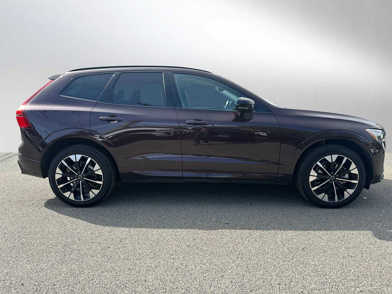 Used 2026 Volvo XC60 B5 Plus w/ Climate Package PRO image 2