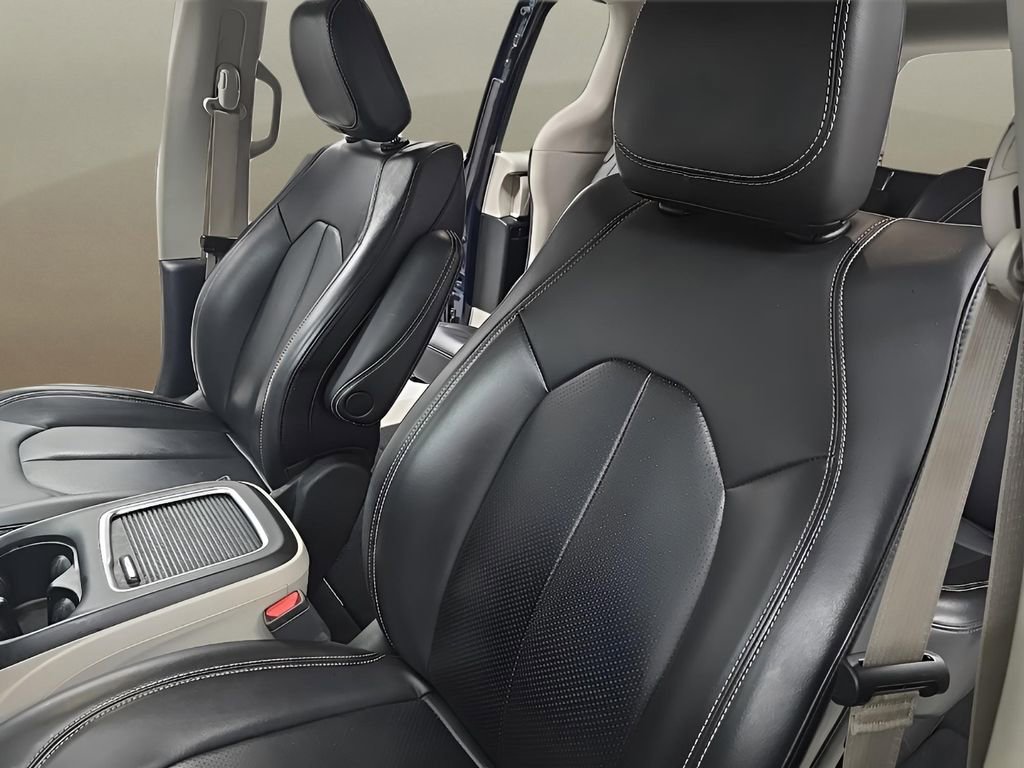 Used 2024 Chrysler Pacifica Touring-L image 13